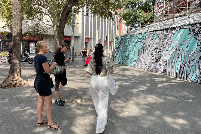 Street Art, Sculptures & Crime Stories Walking Tour – Barcelona - Street art with a story, not a slideshow
