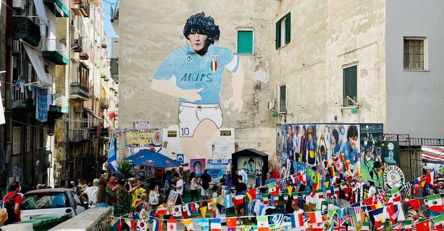 Street art tour of the Spanish Quarters & Maradona idol - Entering the Quartieri Spagnoli: where street art acts like local memory