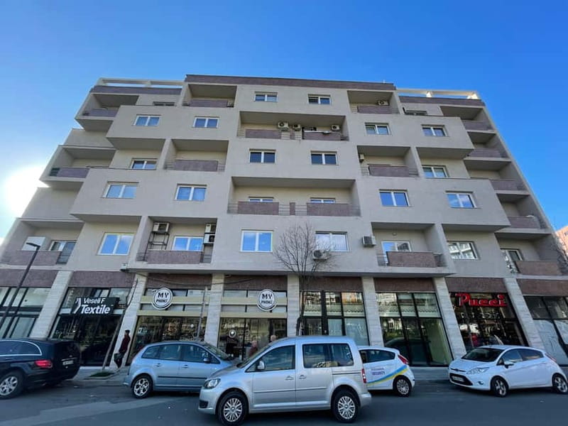 Tirana: Street Art & Modern Architecture Walking Tour - Starting at the Opera House steps: find your guide fast