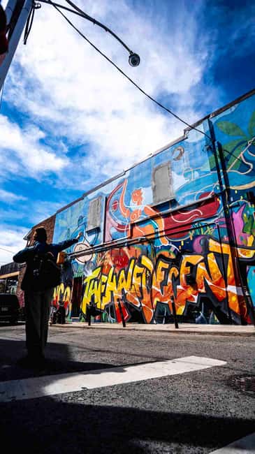 Toronto: Must Do NonTouristy Street Art Tour by local Artist - The 2-hour street art route: what happens at each moment