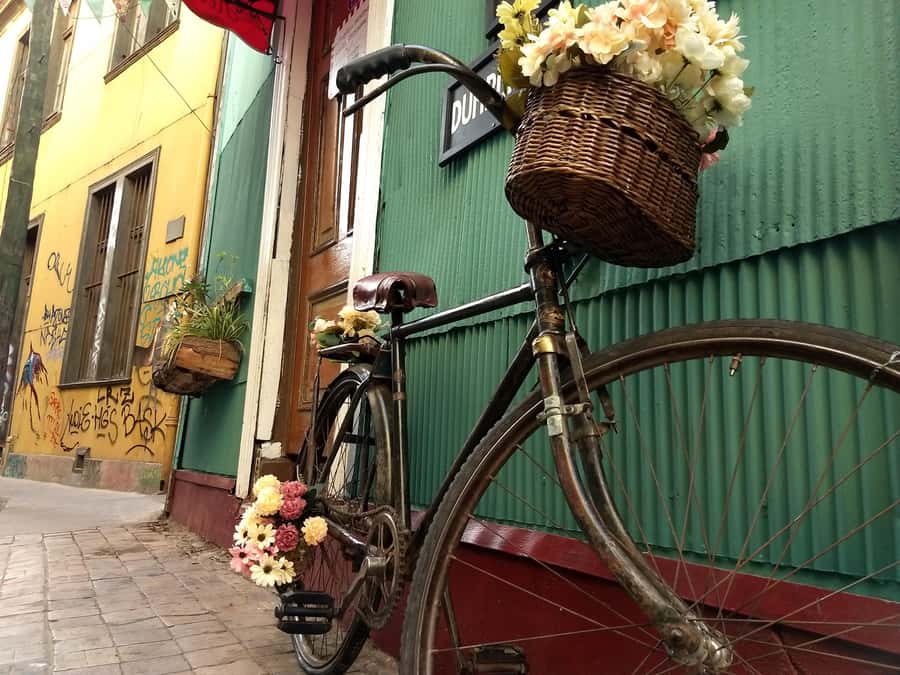 Valparaiso: Street Art, Funiculars and Port City Tour - El Peral Funicular: Panoramas Plus a Real Piece of Hill-Transport History