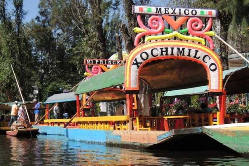 Xochimilco floating gardens, Coyoacan and UNAM murals - The cross-town drive: what to expect from the minivan and guide style